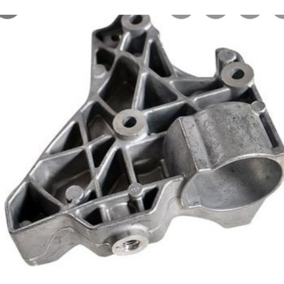 Klima Kompresör Braketi Volkswagen Passat - Volkswagen Golf 5 - Volkswagen Jetta - Volkswagen Golf 6 - Volkswagen Tiguan - Scirocco1.4 Tsibmy - Blg - Cava - Cavd - OEM 03C903143B_OEM ürün görseli