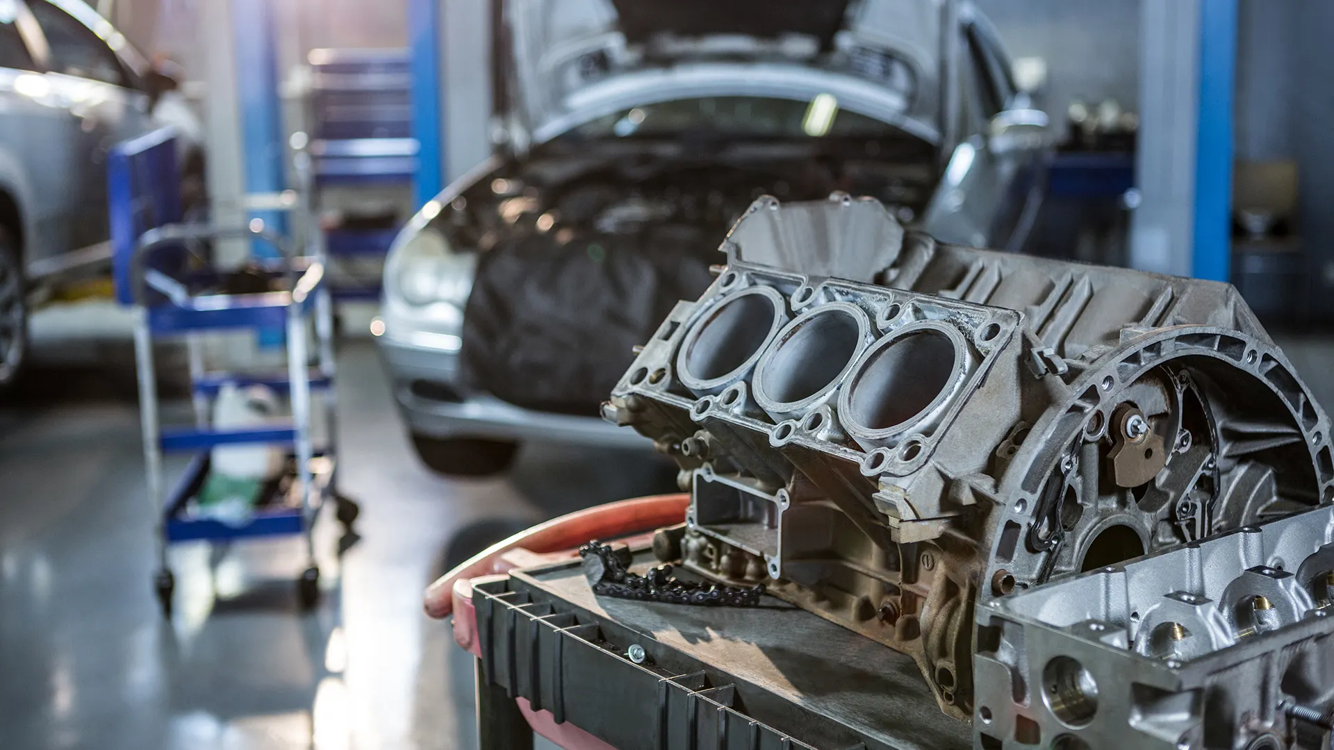 Oto servisinde motor soğutma sistemini kontrol eden usta